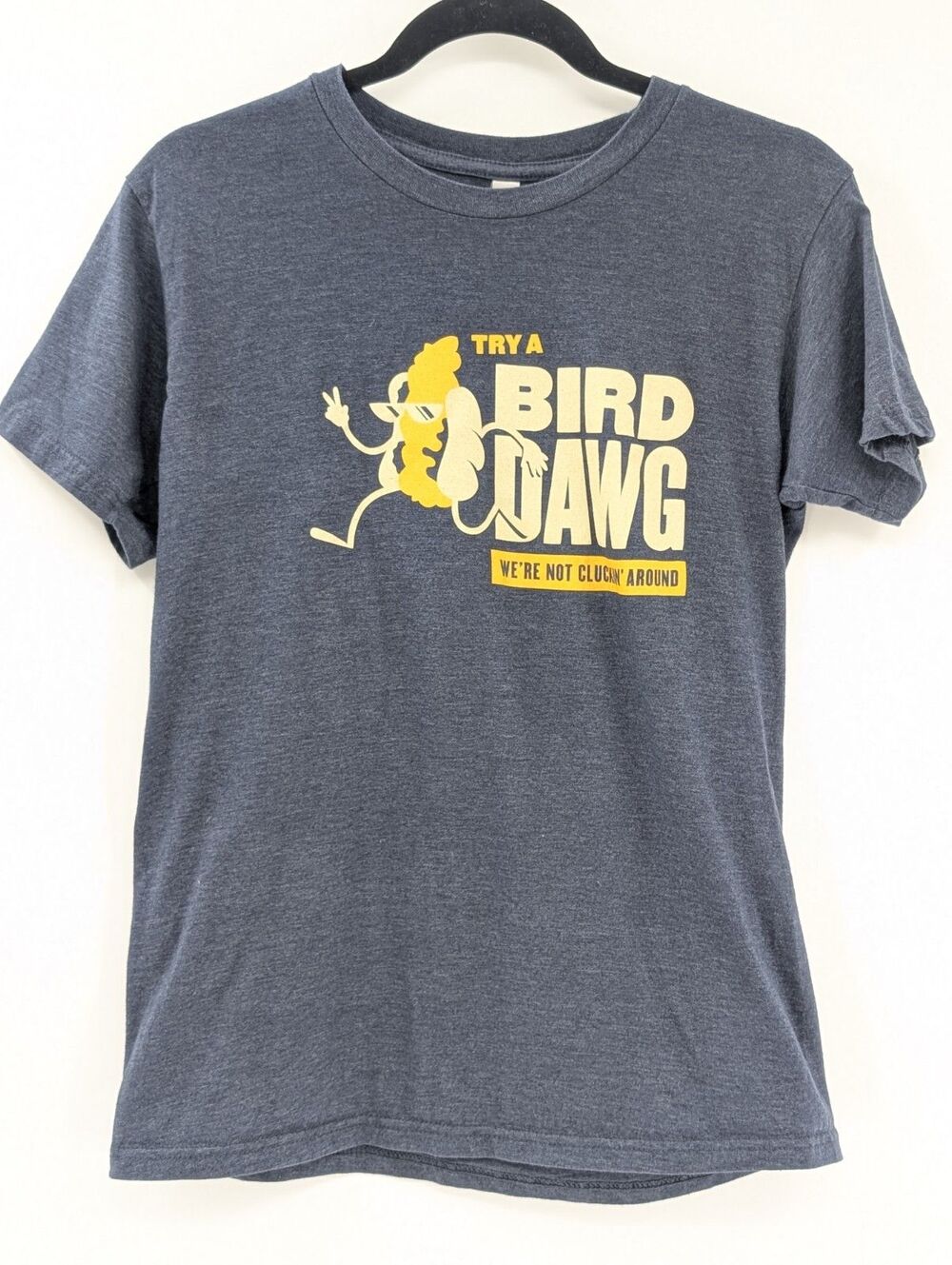 Buffalo Wild Wings Bird Dawg “We’re Not Cluckin Around” Blue T-Shirt Medium